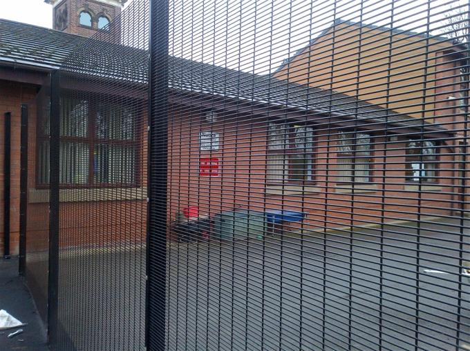 Chaud plongé a galvanisé 358 l'anti vision claire de Mesh Fence 2.4m de montée de sécurité 1
