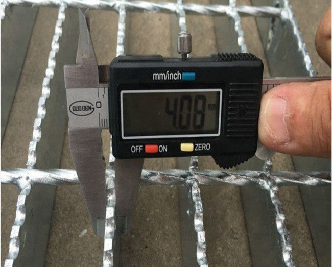 1/4" » la barre X1/8 dentelée galvanisée en acier résistante râpant non le PVC de dérapage a enduit 1
